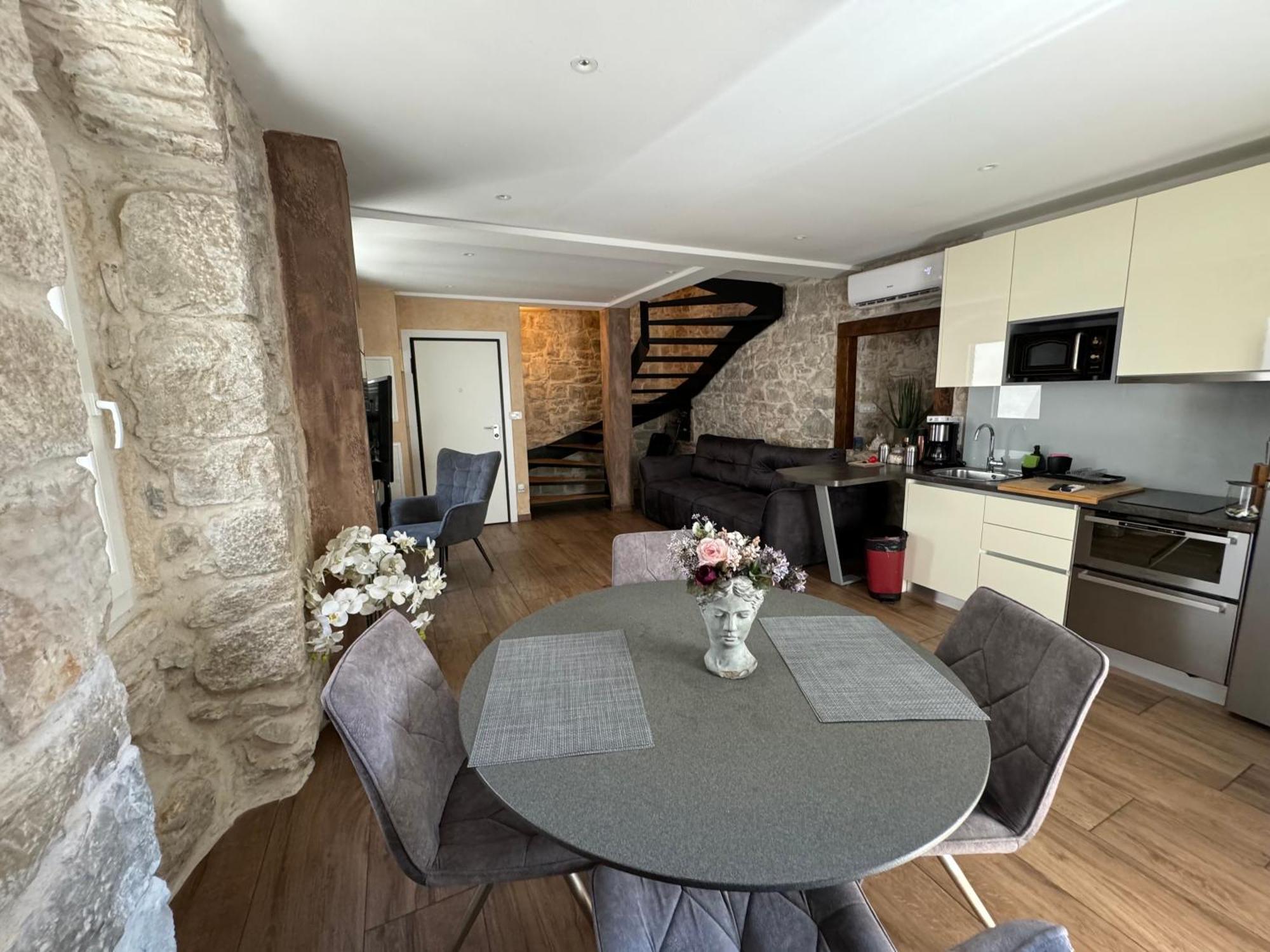 Luxury Petra In 400 Year Old Stone House 4+2